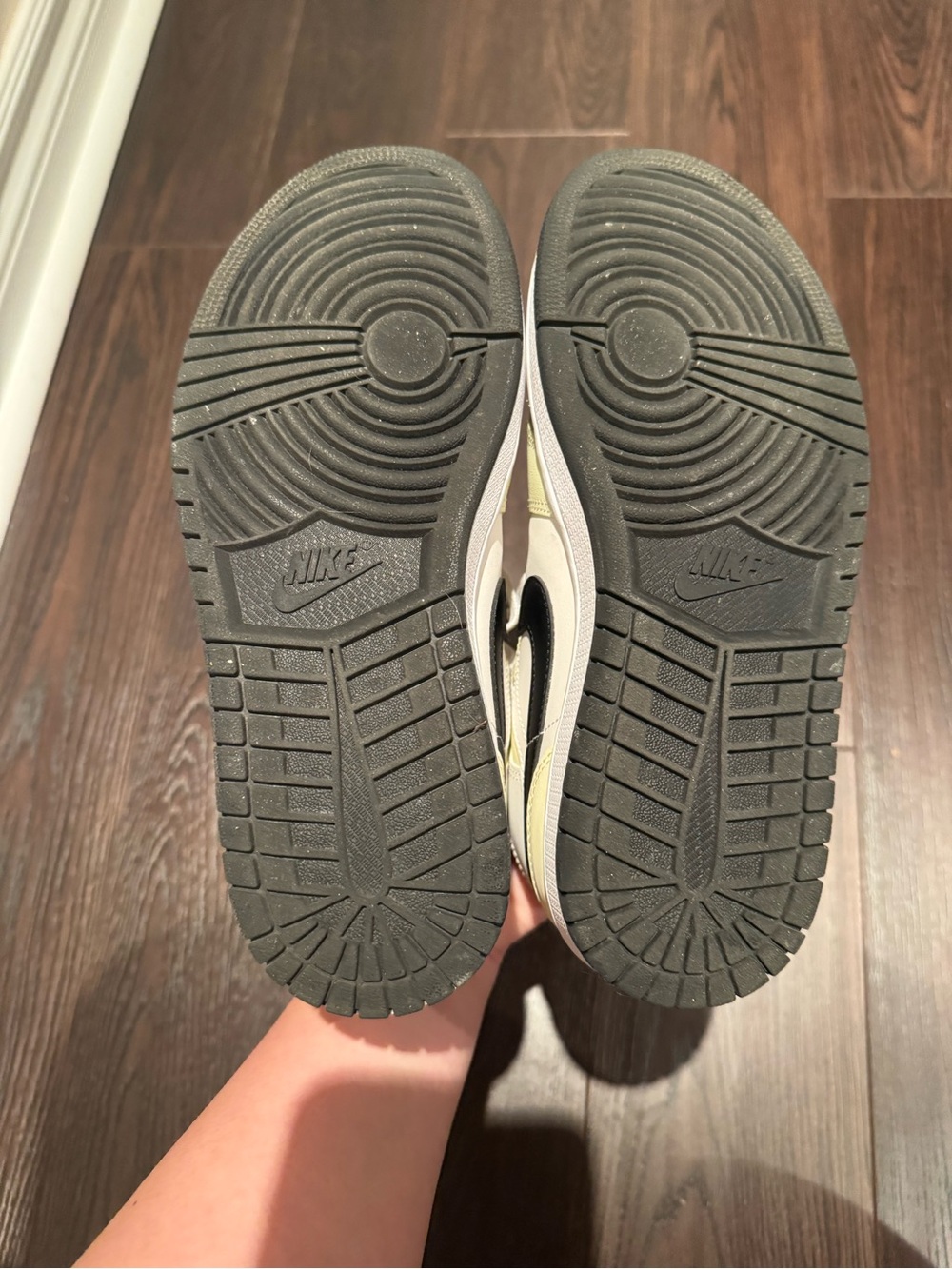 Nike Air Jordan 1 Mid Sneakers - Picture 6 of 6